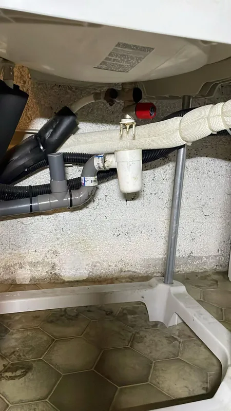 Siphon et évacuations PVC sous un lavabo